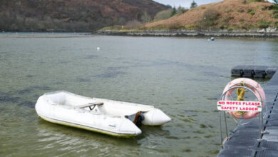 Inflatable pontoon boat